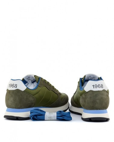 Sneakers uomo Sun68 Tom Solid Militare verde: vista posteriore del paio con lacci azzurri extra inclusi